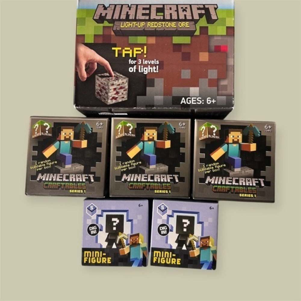 Rare Minecraft Light-Up Redstone Ore + Mini Figures Set